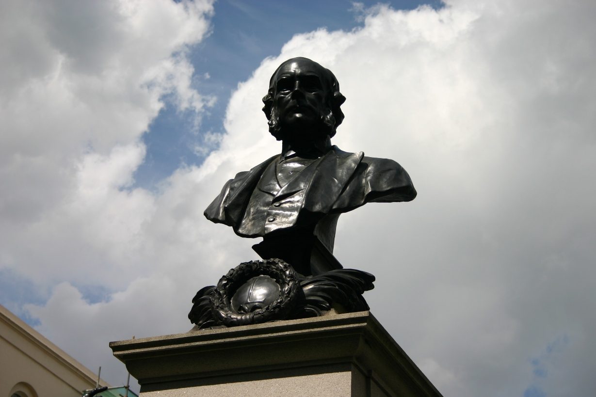 Joseph Lister's monument, London - 03.JPG